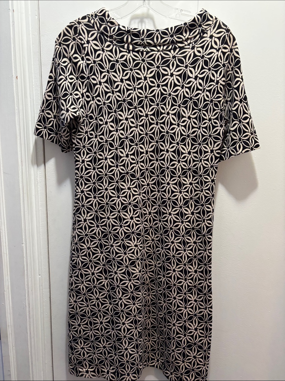 Ann Taylor Outlet Black and Cream Geometric Shift Short Sleeve Dress